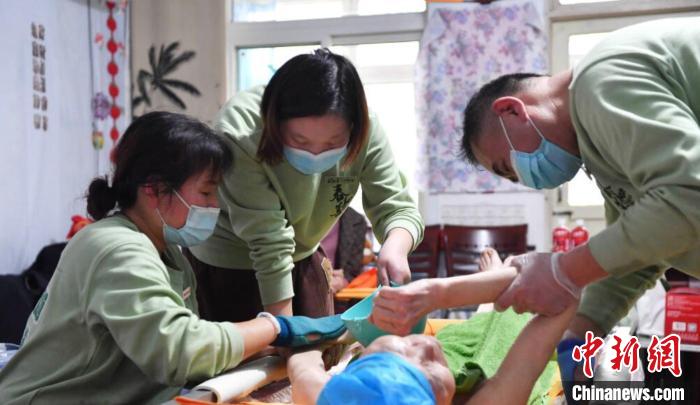 
江苏省中西医结合医院黄牛代挂号电话票贩子号贩子网上预约挂号,住院检查加快,中国“Z世代”助浴师“出师” 解“银发族”难言之痛