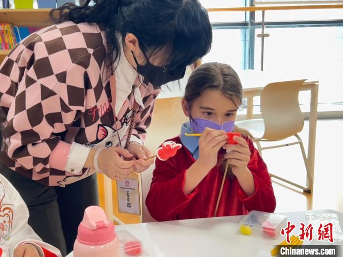 
上海各大医院黄牛代挂号电话票贩子号贩子网上预约挂号,住院检查加快,春节里的“洋面孔”：中国年带来幸福共鸣