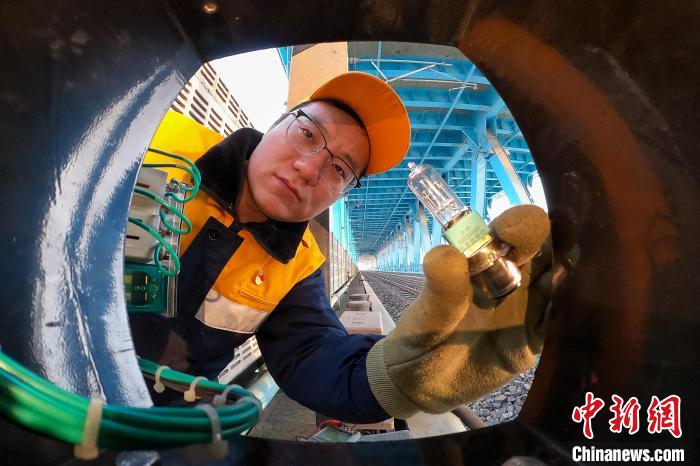 
杭州市一医院黄牛代挂号电话票贩子号贩子网上预约挂号,住院检查加快,陕西延安：黄河大桥上的铁路夫妻