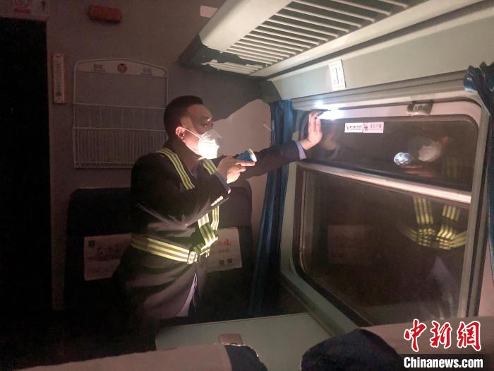 
北京大学肿瘤医院黄牛代挂号电话票贩子号贩子网上预约挂号,住院检查加快,绿皮车“守车人”的春运