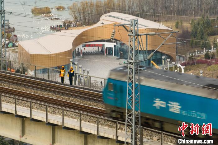 
杭州市一医院黄牛代挂号电话票贩子号贩子网上预约挂号,住院检查加快,陕西延安：黄河大桥上的铁路夫妻