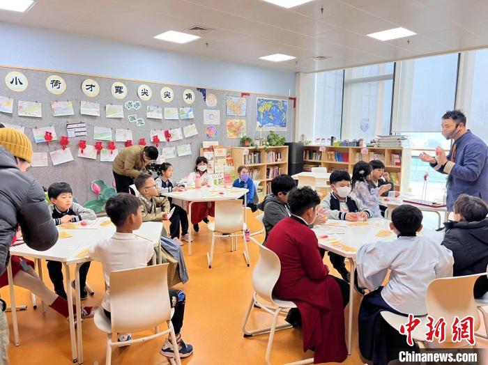 
上海各大医院黄牛代挂号电话票贩子号贩子网上预约挂号,住院检查加快,春节里的“洋面孔”：中国年带来幸福共鸣