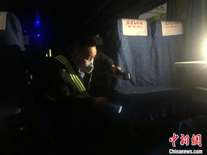 
北京大学肿瘤医院黄牛代挂号电话票贩子号贩子网上预约挂号,住院检查加快,绿皮车“守车人”的春运