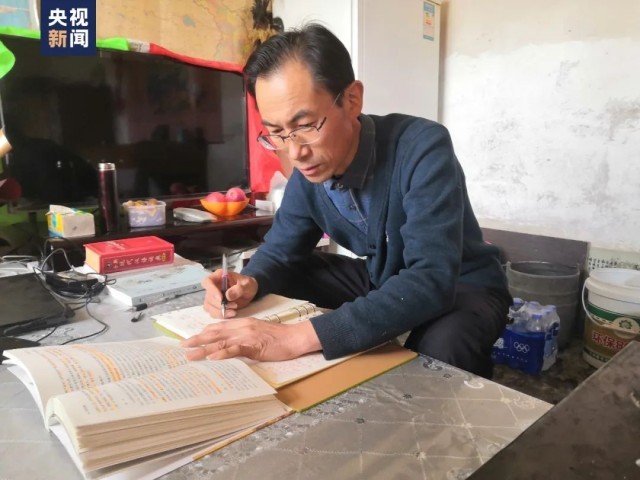 
成都华西医院黄牛代挂号电话票贩子号贩子网上预约挂号,住院检查加快,舞台上告白的农民工火了！他的故事更动人