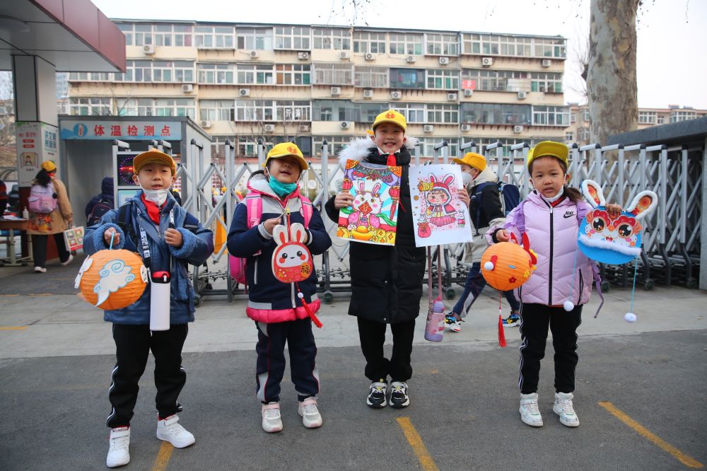 
西安西京医院黄牛代挂号电话票贩子号贩子网上预约挂号,住院检查加快,新春再出发！——全国多地中小学春季开学见闻