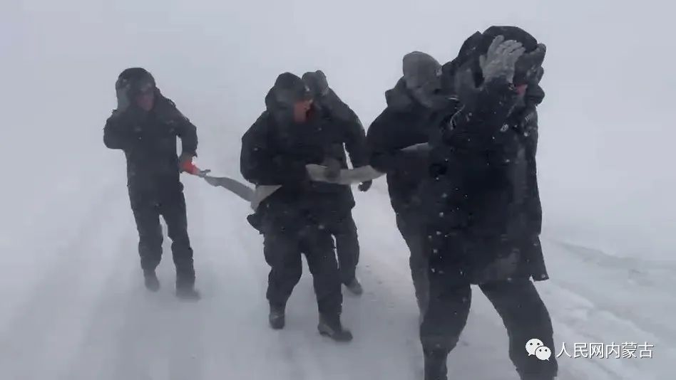 
成都华西医院黄牛代挂号电话票贩子号贩子网上预约挂号,住院检查加快,浴“雪”奋战！他们全力以赴护平安