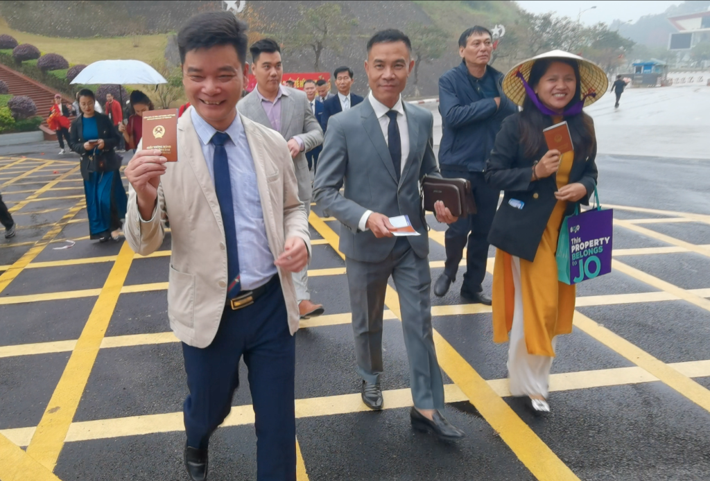 
广东省中医院黄牛代挂号电话票贩子号贩子网上预约挂号,住院检查加快,“感受到了开放包容的中国”——入境政策调整后各地边检口岸见闻