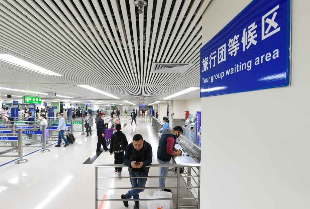 
广东省中医院黄牛代挂号电话票贩子号贩子网上预约挂号,住院检查加快,“感受到了开放包容的中国”——入境政策调整后各地边检口岸见闻