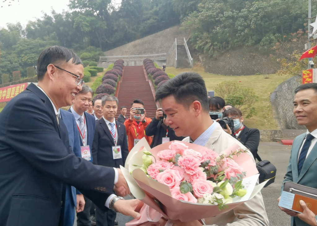 
广东省中医院黄牛代挂号电话票贩子号贩子网上预约挂号,住院检查加快,“感受到了开放包容的中国”——入境政策调整后各地边检口岸见闻