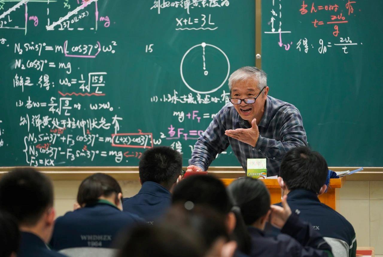 
湖南中医附一医院黄牛代挂号电话票贩子号贩子网上预约挂号,住院检查加快,有点震撼！他已写下400万字的手写教案→