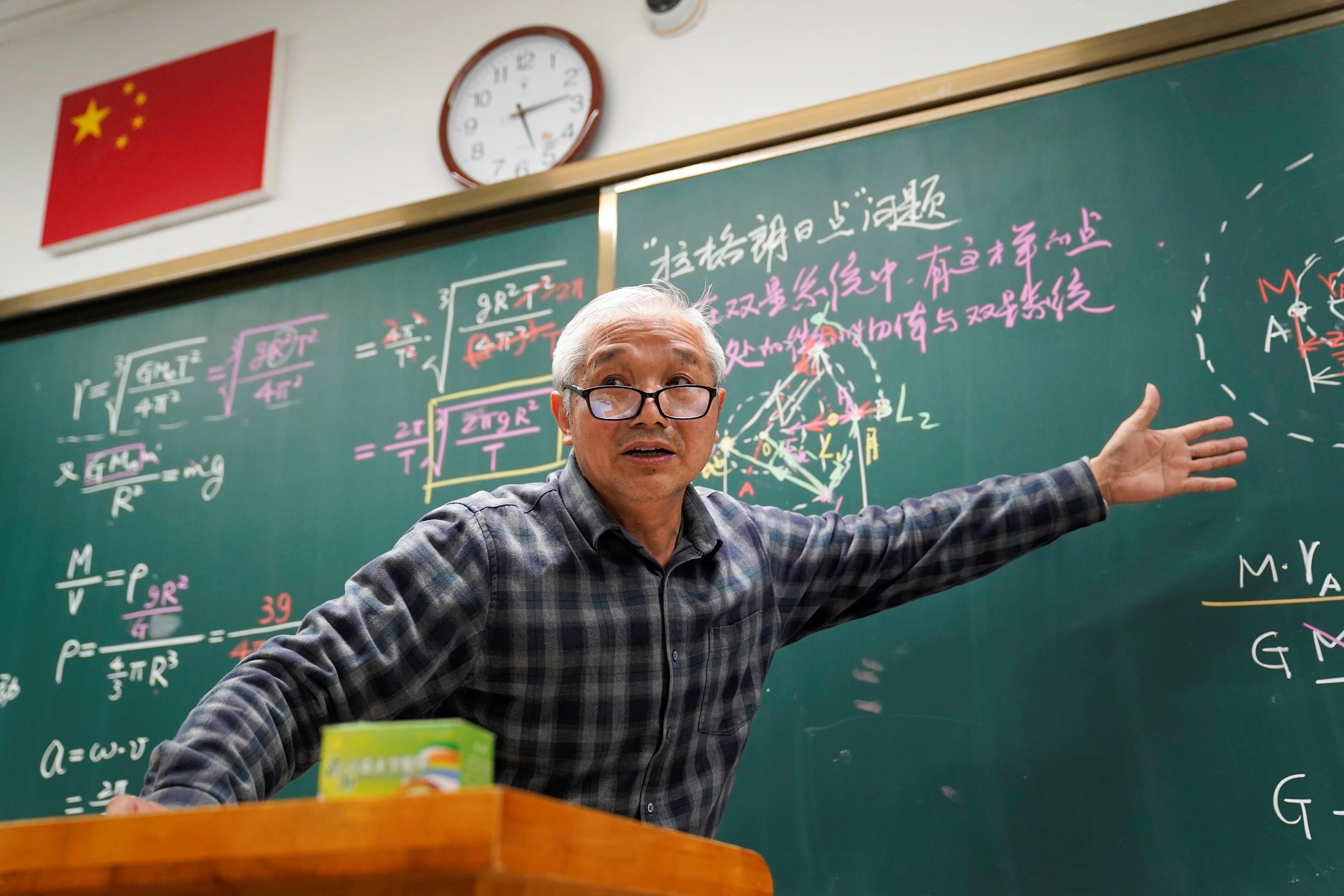 
湖南中医附一医院黄牛代挂号电话票贩子号贩子网上预约挂号,住院检查加快,有点震撼！他已写下400万字的手写教案→