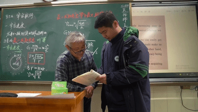 
湖南中医附一医院黄牛代挂号电话票贩子号贩子网上预约挂号,住院检查加快,有点震撼！他已写下400万字的手写教案→