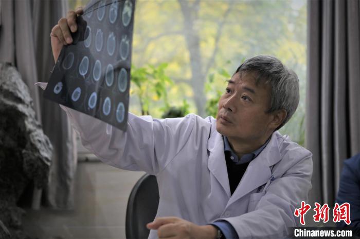 
西安西京医院黄牛代挂号电话票贩子号贩子网上预约挂号,住院检查加快,（两会声音）全国人大代表宋兆普：加强乡村医生基本保障 防止队伍后继乏人