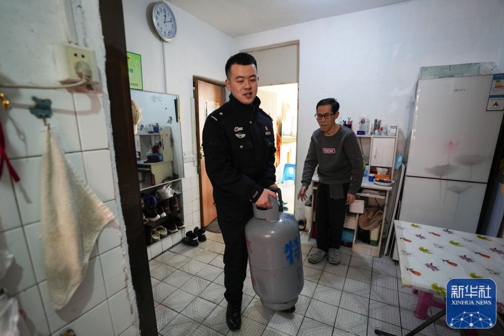 
北京人民医院黄牛代挂号电话票贩子号贩子网上预约挂号,住院检查加快,新华全媒+丨“百姓雷锋”