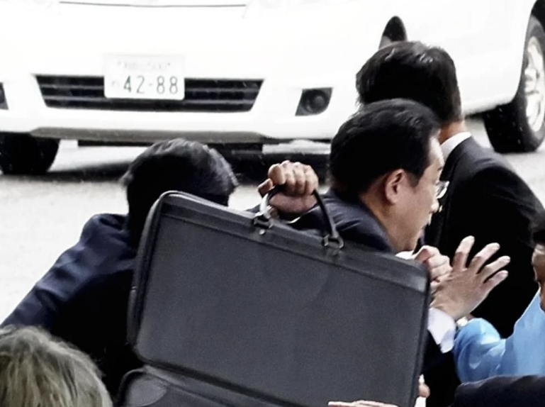 北京协和医院黄牛代挂号电话票贩子号贩子网上预约挂号,住院检查加快,日媒曝光图片：传出爆炸声后，岸田文雄在安保人员簇拥下离开现场