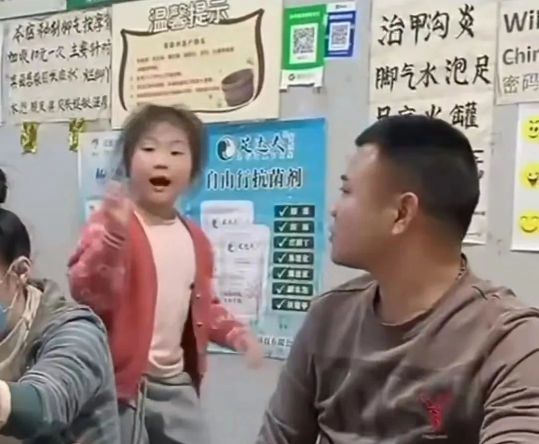 
广州中医药大学一附医院黄牛代挂号电话票贩子号贩子网上预约挂号,住院检查加快,帮聋哑修脚爸爸当“翻译”的小女孩火了，她有一个愿望……