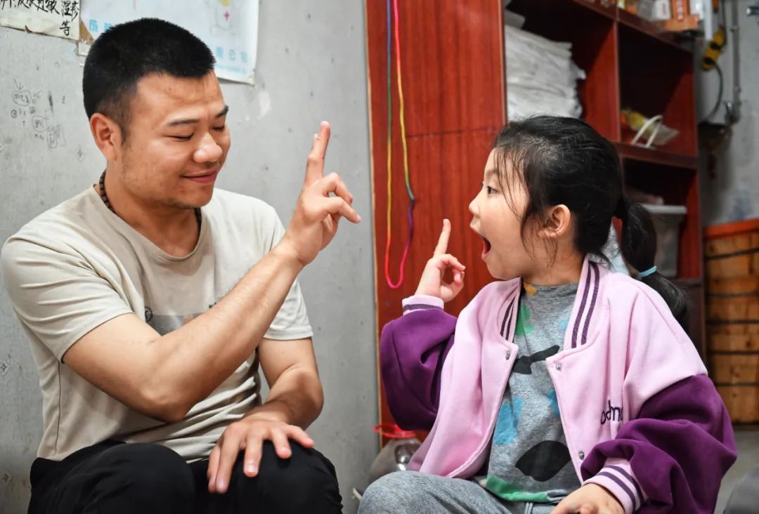 
广州中医药大学一附医院黄牛代挂号电话票贩子号贩子网上预约挂号,住院检查加快,帮聋哑修脚爸爸当“翻译”的小女孩火了，她有一个愿望……