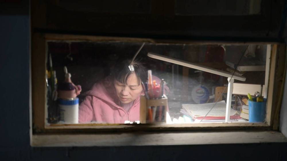 
西安西京医院黄牛代挂号电话票贩子号贩子网上预约挂号,住院检查加快,微纪录片｜平凡世界里的读书人