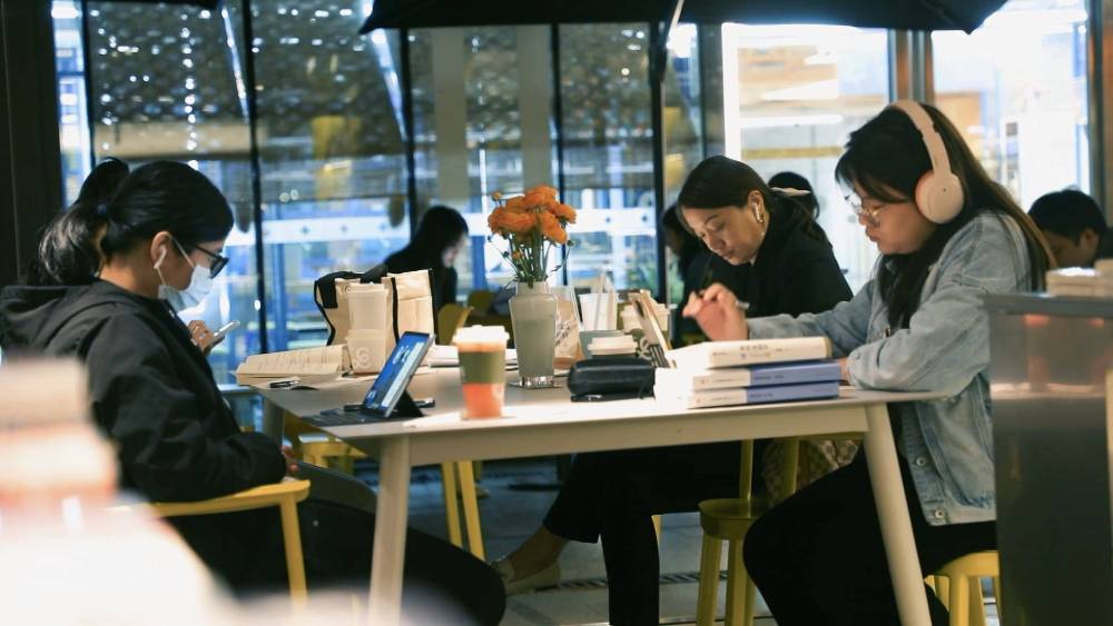 
西安西京医院黄牛代挂号电话票贩子号贩子网上预约挂号,住院检查加快,微纪录片｜平凡世界里的读书人