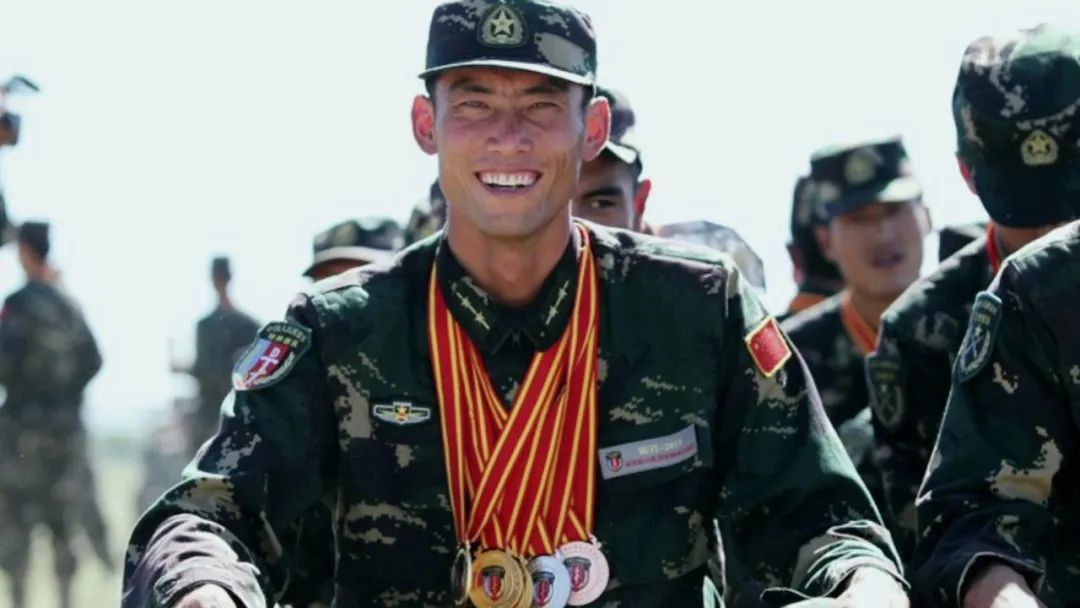 
山东大学齐鲁医院黄牛代挂号电话票贩子号贩子网上预约挂号,住院检查加快,那个参赛年龄最大的特种兵，夺冠了!