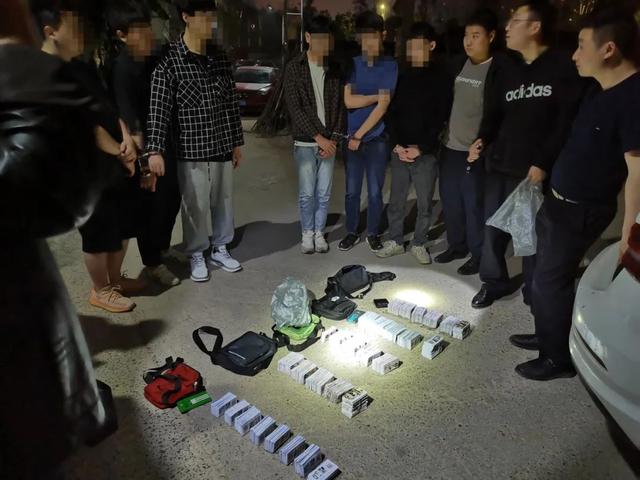 
中国中医科学院广安门医院黄牛代挂号电话票贩子号贩子网上预约挂号,住院检查加快,重庆一印制散发涉黄“小卡片”团伙被抓