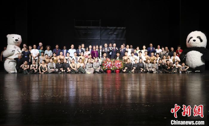 
南京各大医院黄牛代挂号电话票贩子号贩子网上预约挂号,住院检查加快,外交部组织驻华使团观看杂技专场演出