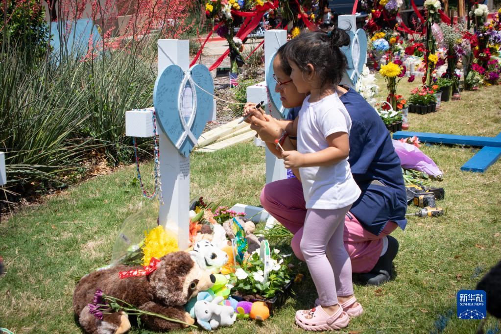 
上海各大医院黄牛代挂号电话票贩子号贩子网上预约挂号,住院检查加快,记者手记：每一声枪响都在撕裂美国