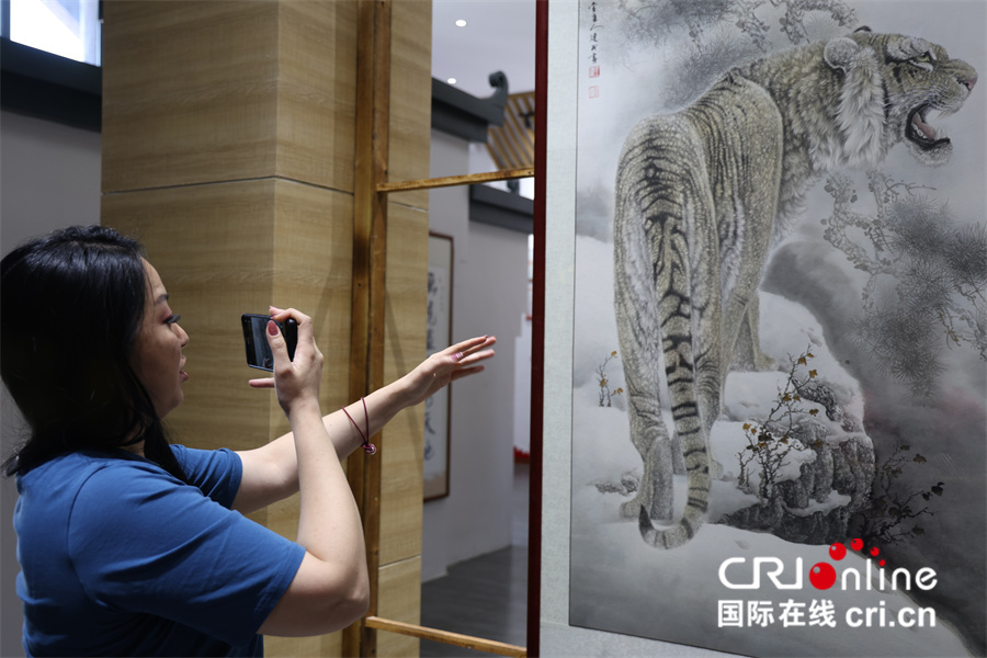 
广州中山眼科医院黄牛代挂号电话票贩子号贩子网上预约挂号,住院检查加快,【2023打卡中国】外国网红打卡河南“画虎村” 感受乡村振兴“虎虎生威”