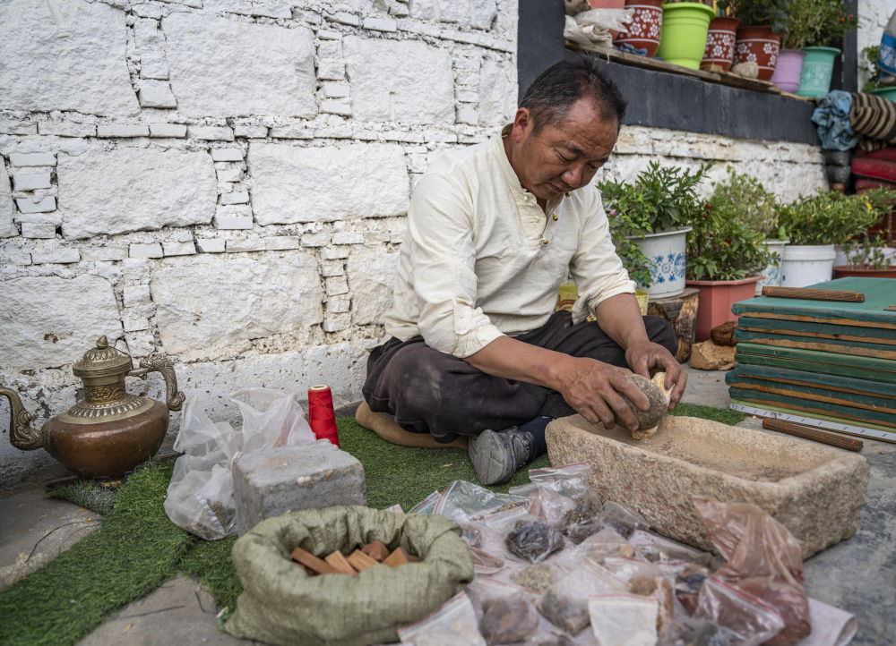 
东直门医院黄牛代挂号电话票贩子号贩子网上预约挂号,住院检查加快,闻“香”识西藏：藏香氤氲中的匠心传承