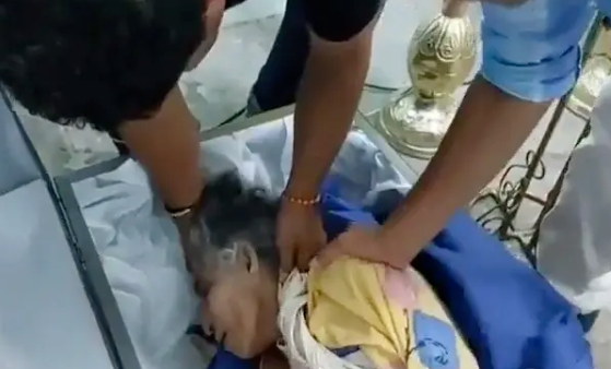 
北大口腔医院黄牛代挂号电话票贩子号贩子网上预约挂号,住院检查加快,厄瓜多尔一葬礼现场意外传出“敲棺声”，七旬老妇“死而复生”