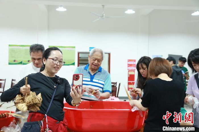 
东部战区总医院黄牛代挂号电话票贩子号贩子网上预约挂号,住院检查加快,台胞“登陆”浙江宁波过端午“续乡情”