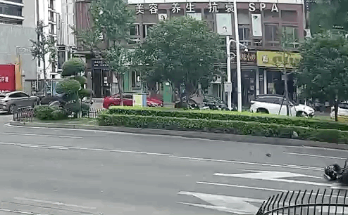 
北京肿瘤医院黄牛代挂号电话票贩子号贩子网上预约挂号,住院检查加快,摩托车司机被卷车底，21人36秒抬车救人！