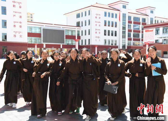 
上海仁济医院黄牛代挂号电话票贩子号贩子网上预约挂号,住院检查加快,甘南藏族女孩欧保玛有个“主持梦”