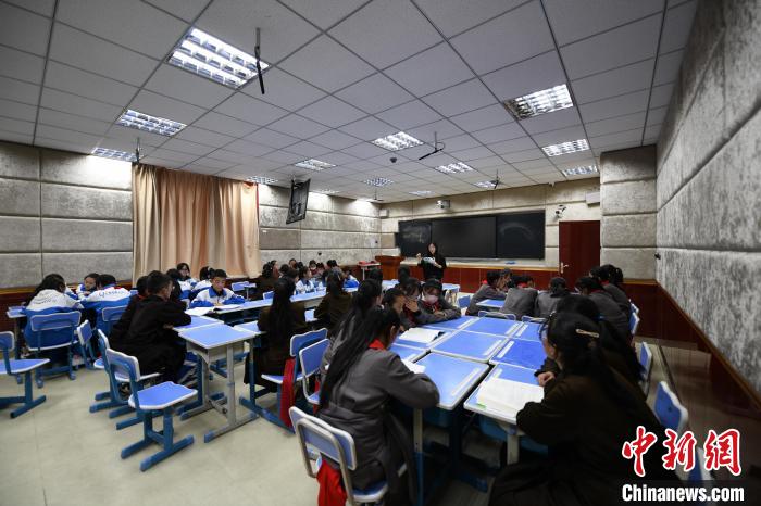 
上海仁济医院黄牛代挂号电话票贩子号贩子网上预约挂号,住院检查加快,甘南藏族女孩欧保玛有个“主持梦”