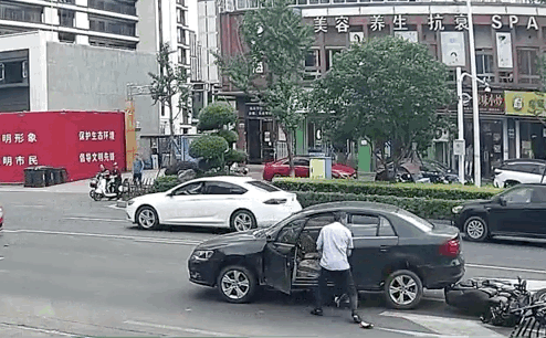 
北京肿瘤医院黄牛代挂号电话票贩子号贩子网上预约挂号,住院检查加快,摩托车司机被卷车底，21人36秒抬车救人！