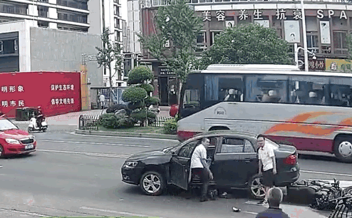 
北京肿瘤医院黄牛代挂号电话票贩子号贩子网上预约挂号,住院检查加快,摩托车司机被卷车底，21人36秒抬车救人！