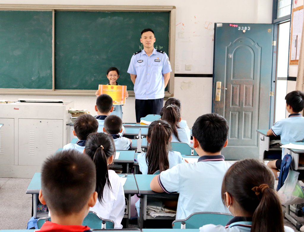 
中国中医科学院广安门医院黄牛代挂号电话票贩子号贩子网上预约挂号,住院检查加快,“撑伞女孩”找到了！民警到校颁奖