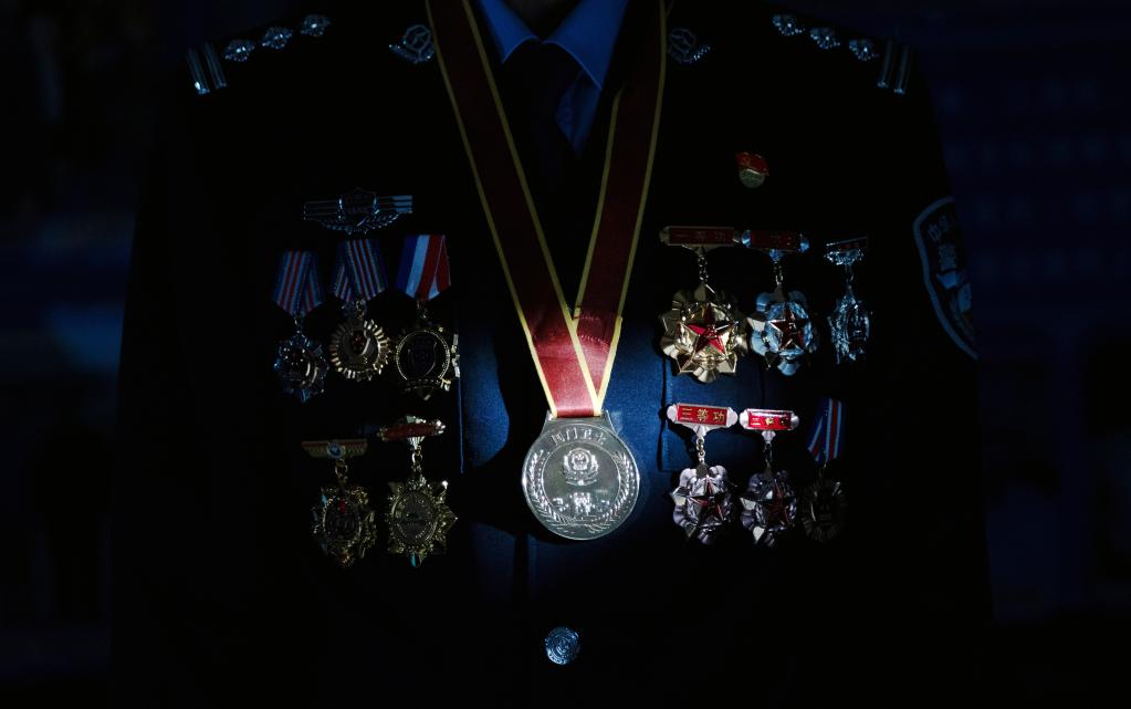 
中国人民解放军总医院黄牛代挂号电话票贩子号贩子网上预约挂号,住院检查加快,勋章的两面，是缉毒英雄某某某和她