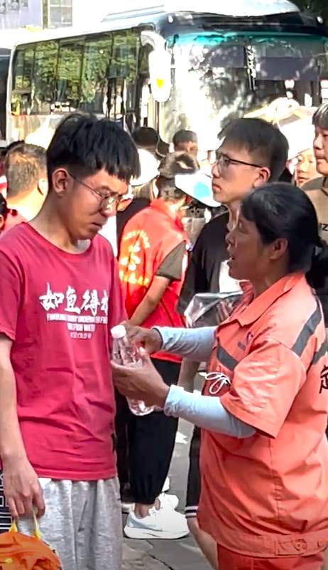 
中国医学科学院北京协和医院黄牛代挂号电话票贩子号贩子网上预约挂号,住院检查加快,“考场外与母亲相拥”感动全网，他考得咋样？