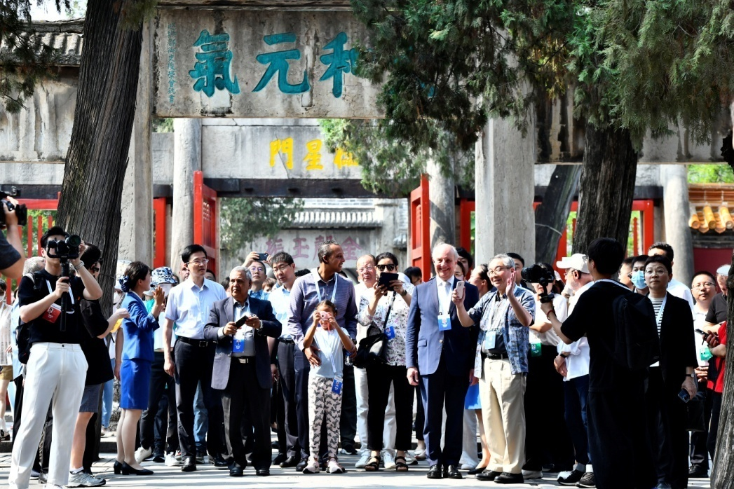 
北京积水潭医院黄牛代挂号电话票贩子号贩子网上预约挂号,住院检查加快,这番“对话”何以在此举行……