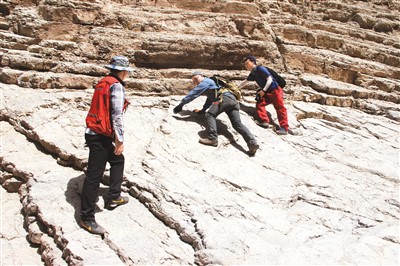 
北京北大口腔医院黄牛代挂号电话票贩子号贩子网上预约挂号,住院检查加快,茫茫戈壁“探油人”