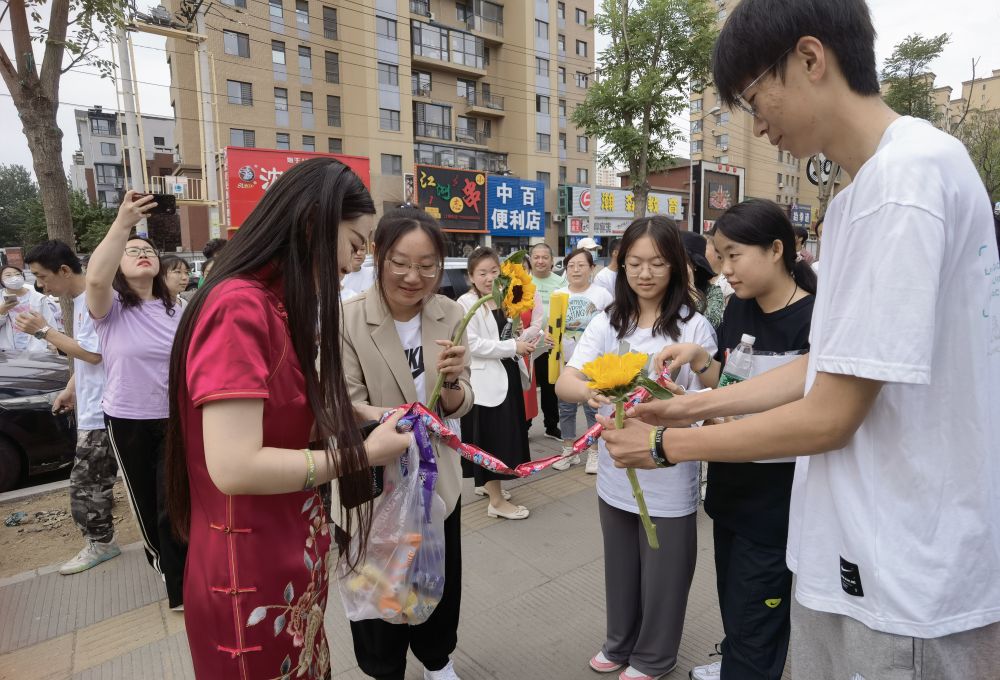 
西安西京医院黄牛代挂号电话票贩子号贩子网上预约挂号,住院检查加快,新华全媒+|为青春作答 为梦想护航——2023年高考首日见闻
