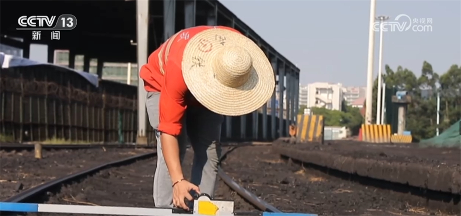 
杭州市第一人民医院黄牛代挂号电话票贩子号贩子网上预约挂号,住院检查加快,高温下坚守岗位 钢轨检修人员保障铁路安全畅通