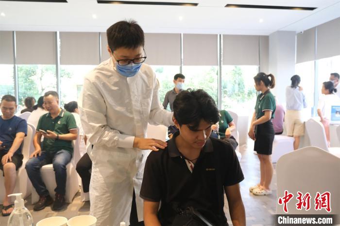 
北京佑安医院黄牛代挂号电话票贩子号贩子网上预约挂号,住院检查加快,中国援柬中医医疗队走进金边社区开展首次义诊