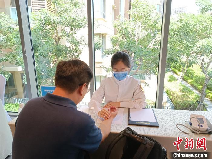 
北京佑安医院黄牛代挂号电话票贩子号贩子网上预约挂号,住院检查加快,中国援柬中医医疗队走进金边社区开展首次义诊