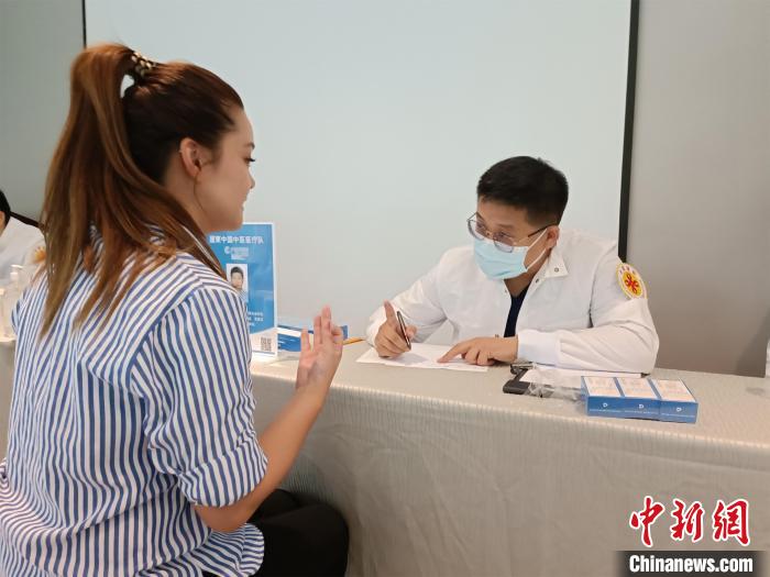 
北京佑安医院黄牛代挂号电话票贩子号贩子网上预约挂号,住院检查加快,中国援柬中医医疗队走进金边社区开展首次义诊