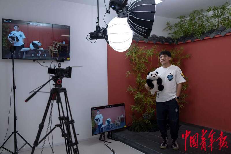 
成都华西医院黄牛代挂号电话票贩子号贩子网上预约挂号,住院检查加快,人手一张零距离合影，大运会真的“发熊猫”了