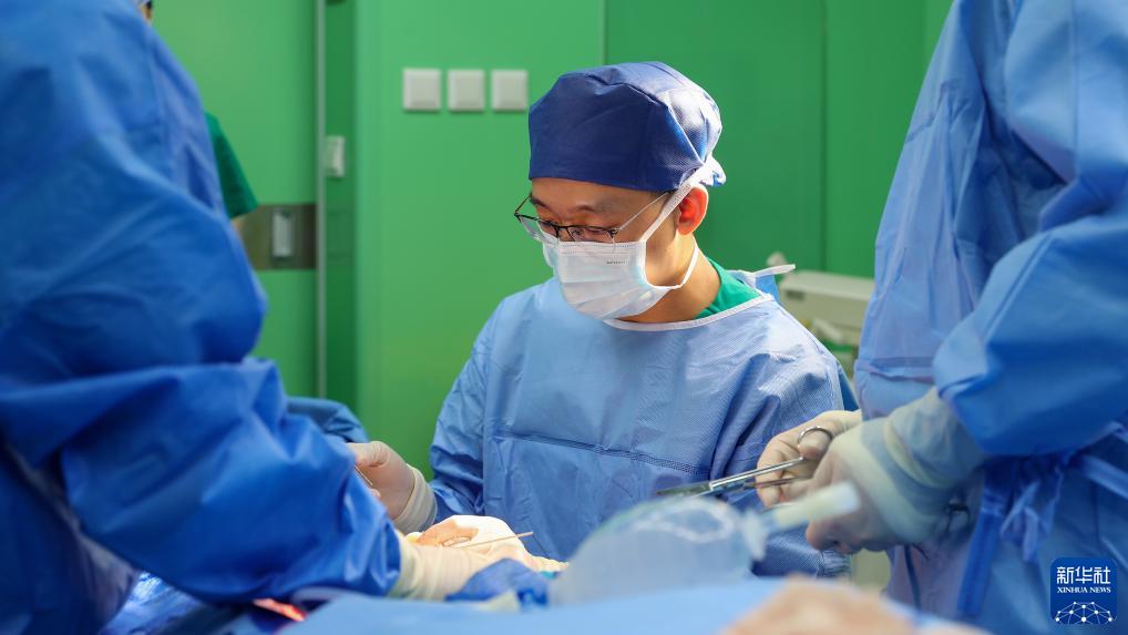 
南京各大医院黄牛代挂号电话票贩子号贩子网上预约挂号,住院检查加快,中国海军“和平方舟”号医院船太平洋上救治中国籍受伤渔民