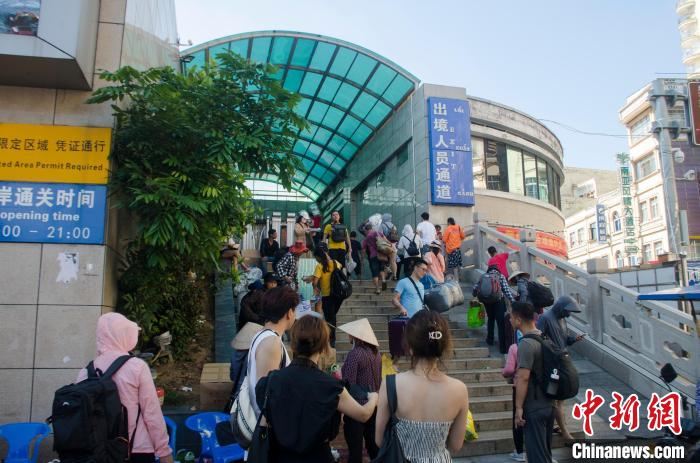 
北京妇产医院黄牛代挂号电话票贩子号贩子网上预约挂号,住院检查加快,中越边境东兴口岸人气满满 边贸和旅游火热