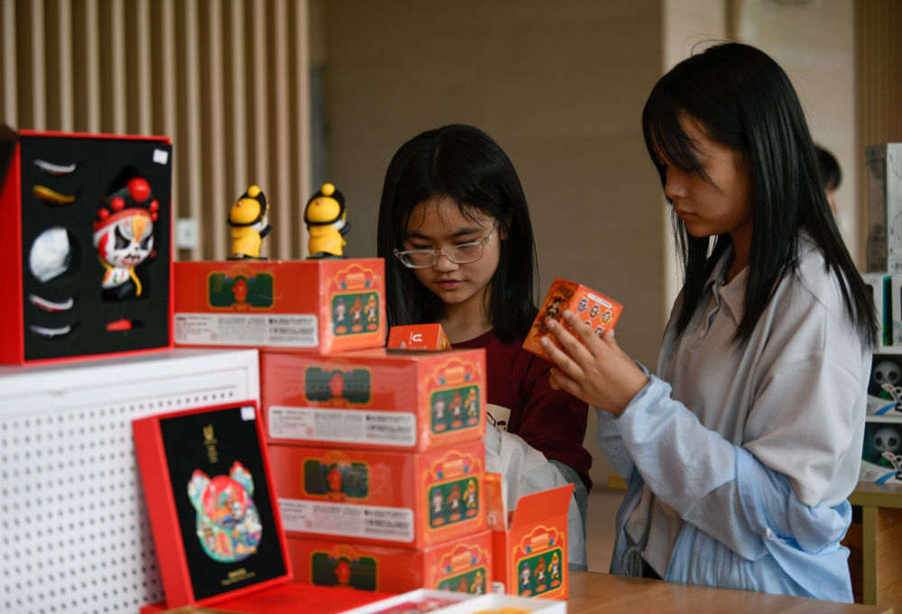 
江苏省人民医院黄牛代挂号电话票贩子号贩子网上预约挂号,住院检查加快,新华全媒+丨“特约记者”登场！“蓉宝”带你认识它的朋友